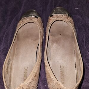 Vionic Women's Tan and Gold Flats